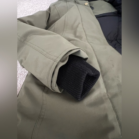 CMFR Women’s Down Parka with Coyote Fur Trim – Size XS
Rated for -30°C - Picture 14 of 16